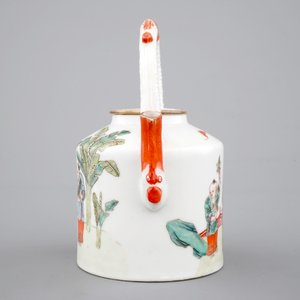 Une théière en porcelaine de Chine famille rose, 19ème — photo 4