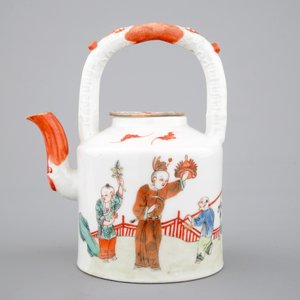 Une théière en porcelaine de Chine famille rose, 19ème — photo 5