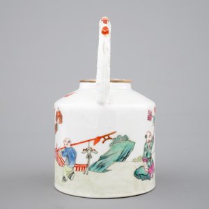 Une théière en porcelaine de Chine famille rose, 19ème — photo 6
