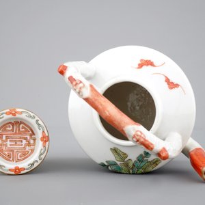 Une théière en porcelaine de Chine famille rose, 19ème — photo 7