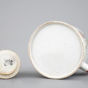 Une théière en porcelaine de Chine famille rose, 19ème — photo 8