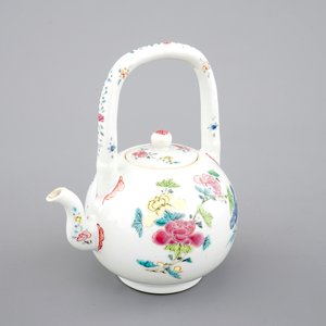Een Chinese famille rose porseleinen theepot, Yongzheng, 1722-1735 — foto 1