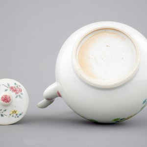 Een Chinese famille rose porseleinen theepot, Yongzheng, 1722-1735 — foto 7