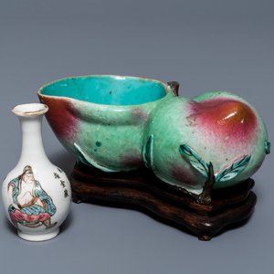 A Chinese famille rose peach-shaped brush washer and a miniature 'Wu Shuang Pu' vase, 19th C. — 照片 1