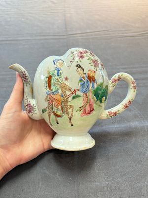 A Chinese famille rose peach-shaped 'Ma Gu Xian Shou 麻姑獻壽' and 'Sanxing' cadogan teapot, Jiaqing — 照片 1
