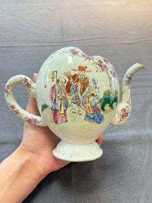A Chinese famille rose peach-shaped 'Ma Gu Xian Shou 麻姑獻壽' and 'Sanxing' cadogan teapot, Jiaqing — 照片 3