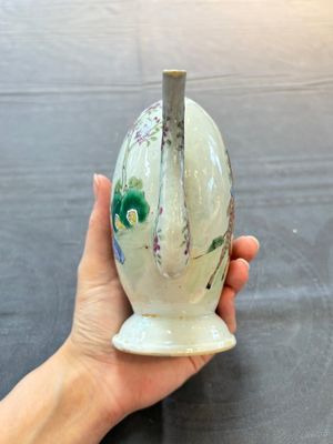 A Chinese famille rose peach-shaped 'Ma Gu Xian Shou 麻姑獻壽' and 'Sanxing' cadogan teapot, Jiaqing — 照片 4