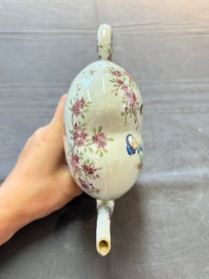 A Chinese famille rose peach-shaped 'Ma Gu Xian Shou 麻姑獻壽' and 'Sanxing' cadogan teapot, Jiaqing — 照片 5