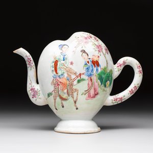 A Chinese famille rose peach-shaped 'Ma Gu Xian Shou 麻姑獻壽' and 'Sanxing' cadogan teapot, Jiaqing — 照片 1