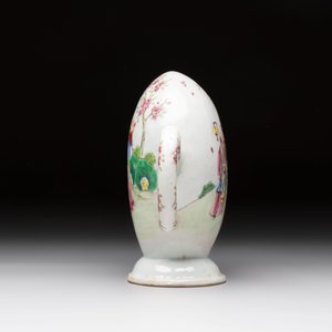 A Chinese famille rose peach-shaped 'Ma Gu Xian Shou 麻姑獻壽' and 'Sanxing' cadogan teapot, Jiaqing — 照片 2