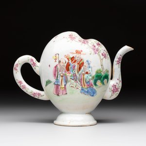 A Chinese famille rose peach-shaped 'Ma Gu Xian Shou 麻姑獻壽' and 'Sanxing' cadogan teapot, Jiaqing — 照片 3