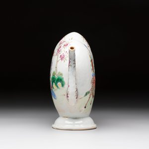 A Chinese famille rose peach-shaped 'Ma Gu Xian Shou 麻姑獻壽' and 'Sanxing' cadogan teapot, Jiaqing — 照片 4