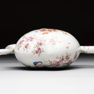 A Chinese famille rose peach-shaped 'Ma Gu Xian Shou 麻姑獻壽' and 'Sanxing' cadogan teapot, Jiaqing — 照片 5