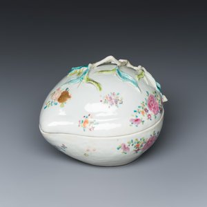 A Chinese famille rose peach-shaped tureen and cover — photo 1