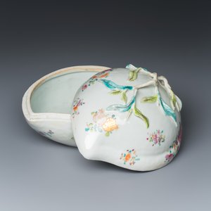 A Chinese famille rose peach-shaped tureen and cover — photo 2