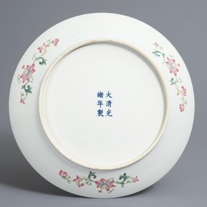 A Chinese famille rose 'peaches and lingzhi' charger, Guangxu mark and prob. of the period, 19/20th C. — 照片 2