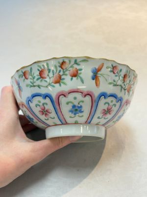 A Chinese famille rose 'peaches' bowl, Tongzhi mark and of the period — photo 1