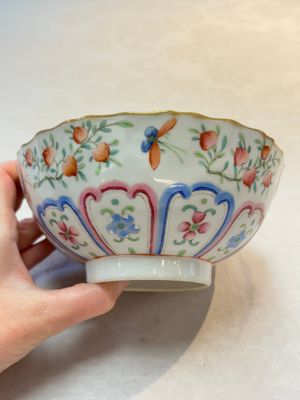 A Chinese famille rose 'peaches' bowl, Tongzhi mark and of the period — photo 2