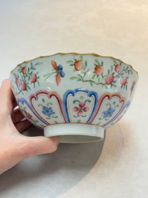 A Chinese famille rose 'peaches' bowl, Tongzhi mark and of the period — photo 3