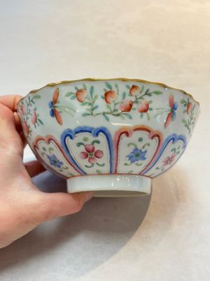 A Chinese famille rose 'peaches' bowl, Tongzhi mark and of the period — photo 4