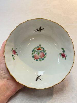 A Chinese famille rose 'peaches' bowl, Tongzhi mark and of the period — photo 5
