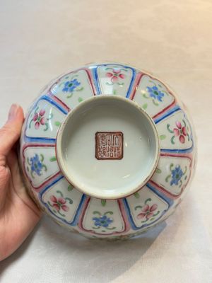 A Chinese famille rose 'peaches' bowl, Tongzhi mark and of the period — photo 9
