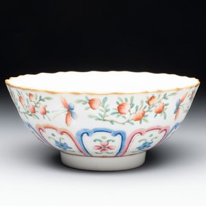 A Chinese famille rose 'peaches' bowl, Tongzhi mark and of the period — photo 1