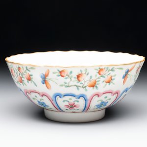 A Chinese famille rose 'peaches' bowl, Tongzhi mark and of the period — photo 2