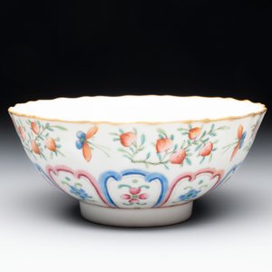 A Chinese famille rose 'peaches' bowl, Tongzhi mark and of the period — photo 3