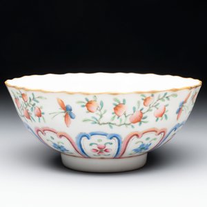 A Chinese famille rose 'peaches' bowl, Tongzhi mark and of the period — photo 4