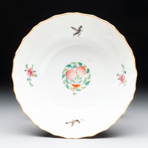 A Chinese famille rose 'peaches' bowl, Tongzhi mark and of the period — photo 5