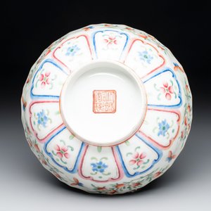 A Chinese famille rose 'peaches' bowl, Tongzhi mark and of the period — photo 6