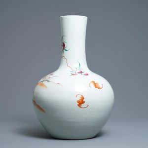 A Chinese famille rose 'peaches' vase, Qianlong mark, 19th C. — 照片 3