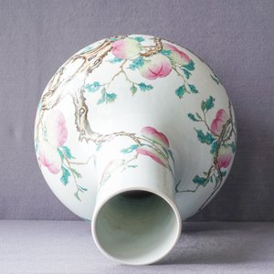 A Chinese famille rose 'peaches' vase, Qianlong mark, 19th C. — photo 12