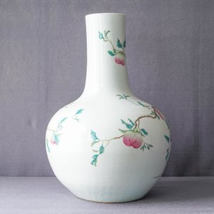 A Chinese famille rose 'peaches' vase, Qianlong mark, 19th C. — photo 9