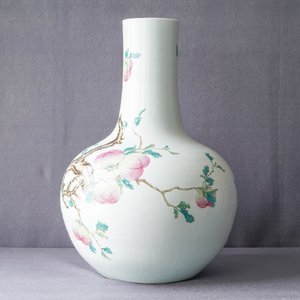 A Chinese famille rose 'peaches' vase, Qianlong mark, 19th C. — photo 10