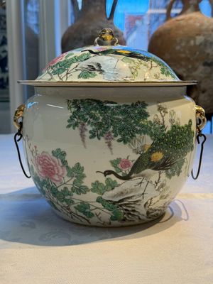 A Chinese famille rose 'Peacock' covered bowl, a candlestick and a stembowl, Guangxu mark and of the period, 19/20th C. — foto 1