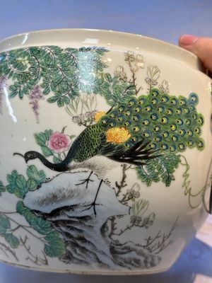 A Chinese famille rose 'Peacock' covered bowl, a candlestick and a stembowl, Guangxu mark and of the period, 19/20th C. — foto 15