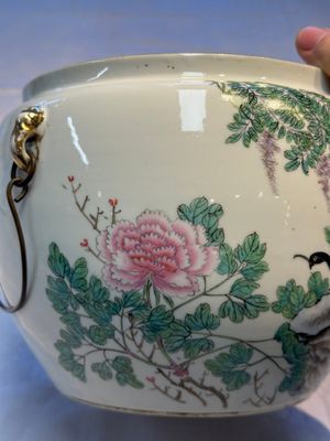 A Chinese famille rose 'Peacock' covered bowl, a candlestick and a stembowl, Guangxu mark and of the period, 19/20th C. — foto 16