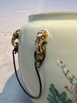 A Chinese famille rose 'Peacock' covered bowl, a candlestick and a stembowl, Guangxu mark and of the period, 19/20th C. — foto 17