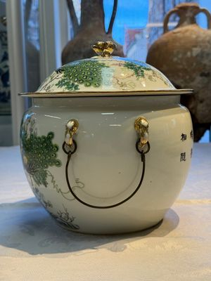 A Chinese famille rose 'Peacock' covered bowl, a candlestick and a stembowl, Guangxu mark and of the period, 19/20th C. — foto 2