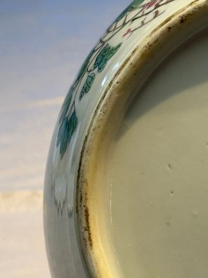 A Chinese famille rose 'Peacock' covered bowl, a candlestick and a stembowl, Guangxu mark and of the period, 19/20th C. — foto 22