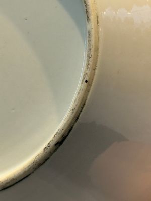 A Chinese famille rose 'Peacock' covered bowl, a candlestick and a stembowl, Guangxu mark and of the period, 19/20th C. — foto 23