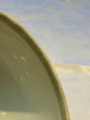 A Chinese famille rose 'Peacock' covered bowl, a candlestick and a stembowl, Guangxu mark and of the period, 19/20th C. — foto 27