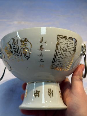 A Chinese famille rose 'Peacock' covered bowl, a candlestick and a stembowl, Guangxu mark and of the period, 19/20th C. — foto 29