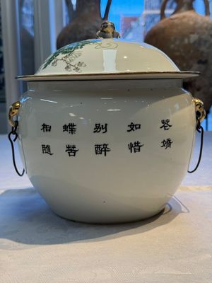 A Chinese famille rose 'Peacock' covered bowl, a candlestick and a stembowl, Guangxu mark and of the period, 19/20th C. — foto 3