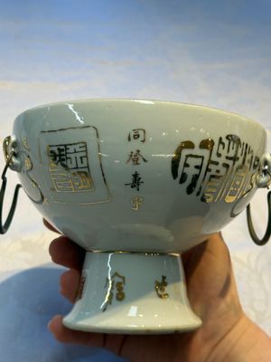 A Chinese famille rose 'Peacock' covered bowl, a candlestick and a stembowl, Guangxu mark and of the period, 19/20th C. — foto 32