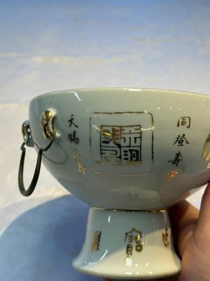 A Chinese famille rose 'Peacock' covered bowl, a candlestick and a stembowl, Guangxu mark and of the period, 19/20th C. — foto 33