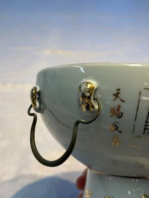 A Chinese famille rose 'Peacock' covered bowl, a candlestick and a stembowl, Guangxu mark and of the period, 19/20th C. — foto 34