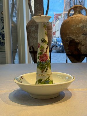A Chinese famille rose 'Peacock' covered bowl, a candlestick and a stembowl, Guangxu mark and of the period, 19/20th C. — foto 38